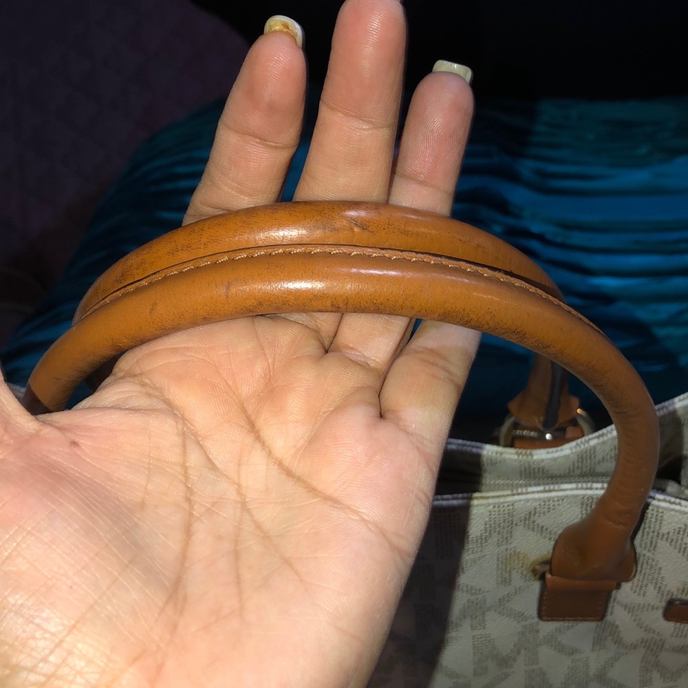 Michael kors hand bag - Picture 3 of 7
